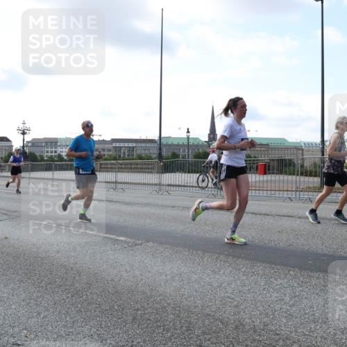 29.06.2025 - hella hamburg halbmarathon Lena Gebhardt http://msf.ph/oto/8465450 29.06.2025 09:55:10 Lombardsbrücke 3200, 1200, 1683, 1696, 1706, 2207, 2222, 2274, 2287, 2367, 2411, 2592, 2596, 2816, 2955, 3208, 3209, 3258, 3435, 3747, 4093, 4121, 4189, 4832, 5102, 5399, 5447, 5638, 5705, 5708, 6027, 6158, 6290, 6389, 6662, 6723, 6836, 6923, 6938, 6978, 6991, 7052, 7312, 7335, 7659, 7908, 8117, 8371, 8437, 8482, 8487, 8657, 8693, 8889, 8981, 9031, 9038, 9051, 9093, 9159, 9476, 9661, 9710, 9869, 9931, 11333 meine-sportfotos.de