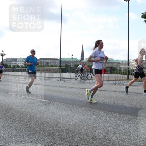 29.06.2025 - hella hamburg halbmarathon Lena Gebhardt http://msf.ph/oto/8465463 29.06.2025 09:55:10 Lombardsbrücke 1200, 1683, 1696, 1706, 2207, 2222, 2274, 2287, 2367, 2411, 2592, 2596, 2816, 2955, 3208, 3209, 3258, 3435, 3747, 4093, 4121, 4189, 4832, 5102, 5399, 5447, 5638, 5705, 5708, 6027, 6158, 6290, 6389, 6662, 6723, 6836, 6923, 6938, 6978, 6991, 7052, 7312, 7335, 7659, 7908, 8117, 8371, 8437, 8482, 8487, 8657, 8693, 8889, 8981, 9031, 9038, 9051, 9093, 9159, 9476, 9661, 9710, 9869, 9931, 11333 meine-sportfotos.de