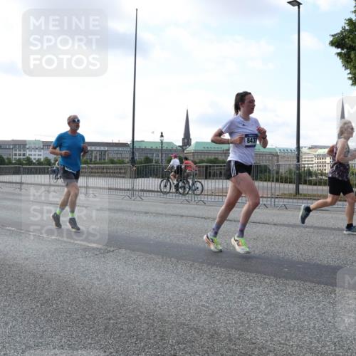 29.06.2025 - hella hamburg halbmarathon Lena Gebhardt http://msf.ph/oto/8465490 29.06.2025 09:55:10 Lombardsbrücke 8437, 1200, 1683, 1696, 1706, 2207, 2222, 2274, 2287, 2367, 2411, 2592, 2596, 2816, 2955, 3208, 3209, 3258, 3435, 3747, 4093, 4121, 4189, 4832, 5102, 5399, 5447, 5638, 5705, 5708, 6027, 6158, 6290, 6389, 6662, 6723, 6836, 6923, 6938, 6978, 6991, 7052, 7312, 7335, 7659, 7908, 8117, 8371, 8437, 8482, 8487, 8657, 8693, 8889, 8981, 9031, 9038, 9051, 9093, 9159, 9476, 9661, 9710, 9869, 9931, 11333 meine-sportfotos.de