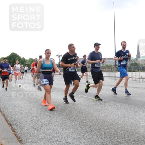 29.06.2025 - hella hamburg halbmarathon Lena Gebhardt http://msf.ph/oto/8465500 29.06.2025 10:32:25 Lombardsbrücke 16310, 11362, 11225, 1199, 1311, 1640, 1987, 2349, 2943, 3022, 3365, 3653, 3660, 3670, 3707, 3752, 3778, 3822, 4314, 4365, 4605, 4857, 4924, 5496, 5601, 5658, 5743, 5783, 5871, 5941, 6218, 6228, 6252, 6312, 6315, 7135, 7239, 7295, 7308, 7309, 7344, 7468, 7531, 7535, 7570, 7633, 7695, 7702, 7749, 7750, 7789, 7816, 8124, 8127, 8175, 8303, 8538, 8625, 8787, 8840, 8914, 8993, 9010, 9125, 9188, 9206, 10002, 10013, 10048, 10277 meine-sportfotos.de