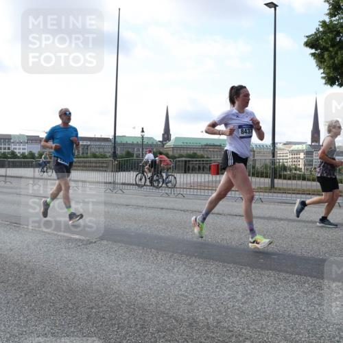 29.06.2025 - hella hamburg halbmarathon Lena Gebhardt http://msf.ph/oto/8465515 29.06.2025 09:55:10 Lombardsbrücke 8437, 1200, 1683, 1696, 1706, 2207, 2222, 2274, 2287, 2367, 2411, 2592, 2596, 2816, 2955, 3208, 3209, 3258, 3435, 3747, 4093, 4121, 4189, 4832, 5102, 5399, 5447, 5638, 5705, 5708, 6027, 6158, 6290, 6389, 6662, 6723, 6836, 6923, 6938, 6978, 6991, 7052, 7312, 7335, 7659, 7908, 8117, 8371, 8437, 8482, 8487, 8657, 8693, 8889, 8981, 9031, 9038, 9051, 9093, 9159, 9476, 9661, 9710, 9869, 9931, 11333 meine-sportfotos.de