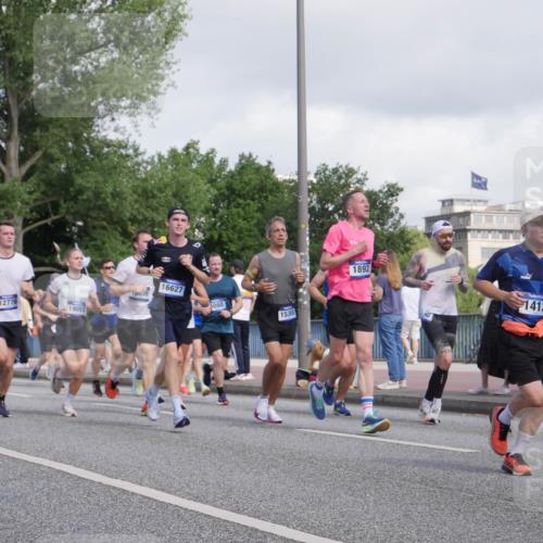 29.06.2025 - hella hamburg halbmarathon Luisa Fischer http://msf.ph/oto/8465521 29.06.2025 09:56:54 Kennedybrücke 10237, 12776, 19051, 16627, 75038, 098, 15365, 1892, 115, 1413, 1098, 1171, 1413, 1476, 1892, 2188, 2842, 3477, 4183, 4185, 4270, 6198, 6266, 6630, 8743, 9619, 9815, 10237 meine-sportfotos.de