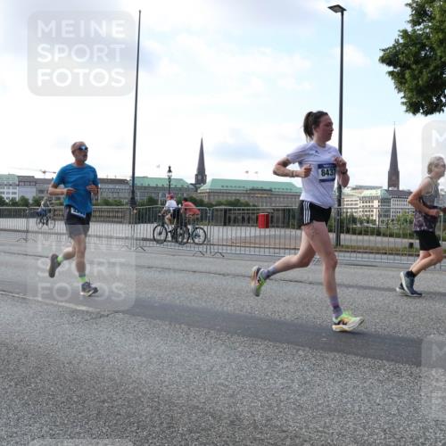 29.06.2025 - hella hamburg halbmarathon Lena Gebhardt http://msf.ph/oto/8465537 29.06.2025 09:55:10 Lombardsbrücke 8437, 1200, 1683, 1696, 1706, 2207, 2222, 2274, 2287, 2367, 2411, 2592, 2596, 2816, 2955, 3208, 3209, 3258, 3435, 3747, 4093, 4121, 4189, 4832, 5102, 5399, 5447, 5638, 5705, 5708, 6027, 6158, 6290, 6389, 6662, 6723, 6836, 6923, 6938, 6978, 6991, 7052, 7312, 7335, 7659, 7908, 8117, 8371, 8437, 8482, 8487, 8657, 8693, 8889, 8981, 9031, 9038, 9051, 9093, 9159, 9476, 9661, 9710, 9869, 9931, 11333 meine-sportfotos.de