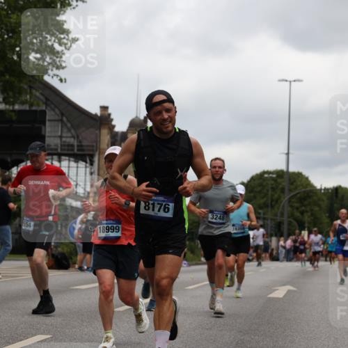 29.06.2025 - hella hamburg halbmarathon Yannick Fuchs http://msf.ph/oto/8465551 29.06.2025 10:57:12 20KM 1126, 1420, 1427, 1881, 1992, 2424, 2582, 2683, 3182, 3248, 3360, 3625, 4389, 4538, 4665, 5058, 5511, 5653, 5708, 5734, 5763, 6142, 6631, 6966, 8176, 8469, 8478, 8721, 8822, 9124, 9306, 9554, 9681, 9899, 10128, 11310, 11402, 12004, 12571, 12836, 12978, 13528, 13551, 13739, 13939, 14917, 15137, 15516, 16371, 16420, 16478, 16540, 16872, 17045, 17757, 17818, 17890, 18028, 18355, 18359, 18452, 18999, 19241 meine-sportfotos.de