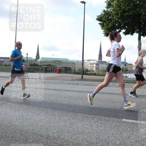 29.06.2025 - hella hamburg halbmarathon Lena Gebhardt http://msf.ph/oto/8465578 29.06.2025 09:55:10 Lombardsbrücke 3230, 1200, 1683, 1696, 1706, 2207, 2222, 2274, 2287, 2367, 2411, 2592, 2596, 2816, 2955, 3208, 3209, 3258, 3435, 3747, 4093, 4121, 4189, 4832, 5102, 5399, 5447, 5638, 5705, 5708, 6027, 6158, 6290, 6389, 6662, 6723, 6836, 6923, 6938, 6978, 6991, 7052, 7312, 7335, 7659, 7908, 8117, 8371, 8437, 8482, 8487, 8657, 8693, 8889, 8981, 9031, 9038, 9051, 9093, 9159, 9476, 9661, 9710, 9869, 9931, 11333 meine-sportfotos.de