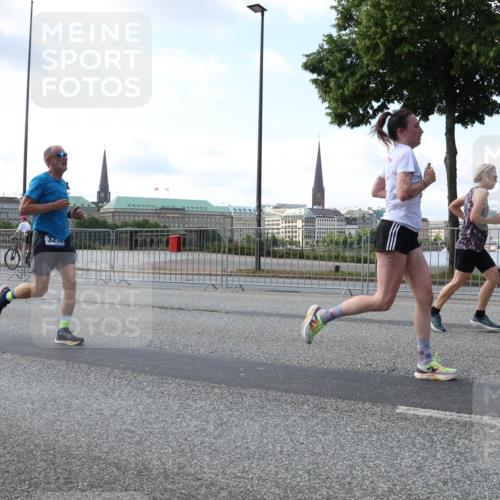 29.06.2025 - hella hamburg halbmarathon Lena Gebhardt http://msf.ph/oto/8465589 29.06.2025 09:55:10 Lombardsbrücke 1200, 1683, 1696, 1706, 2207, 2222, 2274, 2287, 2367, 2411, 2592, 2596, 2816, 2955, 3208, 3209, 3258, 3435, 3747, 4093, 4121, 4189, 4832, 5102, 5399, 5447, 5638, 5705, 5708, 6027, 6158, 6290, 6389, 6662, 6723, 6836, 6923, 6938, 6978, 6991, 7052, 7312, 7335, 7659, 7908, 8117, 8371, 8437, 8482, 8487, 8657, 8693, 8889, 8981, 9031, 9038, 9051, 9093, 9159, 9476, 9661, 9710, 9869, 9931, 11333 meine-sportfotos.de