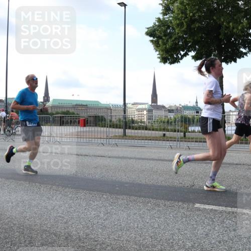 29.06.2025 - hella hamburg halbmarathon Lena Gebhardt http://msf.ph/oto/8465606 29.06.2025 09:55:10 Lombardsbrücke 3200, 1200, 1683, 1696, 1706, 2207, 2222, 2274, 2287, 2367, 2411, 2592, 2596, 2816, 2955, 3208, 3209, 3258, 3435, 3747, 4093, 4121, 4189, 4832, 5102, 5399, 5447, 5638, 5705, 5708, 6027, 6158, 6290, 6389, 6662, 6723, 6836, 6923, 6938, 6978, 6991, 7052, 7312, 7335, 7659, 7908, 8117, 8371, 8437, 8482, 8487, 8657, 8693, 8889, 8981, 9031, 9038, 9051, 9093, 9159, 9476, 9661, 9710, 9869, 9931, 11333 meine-sportfotos.de