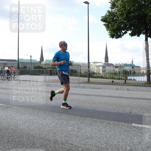29.06.2025 - hella hamburg halbmarathon Lena Gebhardt http://msf.ph/oto/8465617 29.06.2025 09:55:11 Lombardsbrücke 320, 1200, 1683, 1696, 1706, 1884, 2207, 2222, 2274, 2287, 2367, 2411, 2592, 2596, 2816, 2955, 3208, 3209, 3258, 3435, 3747, 4093, 4121, 4189, 4832, 5102, 5399, 5447, 5638, 5705, 5708, 6027, 6158, 6290, 6389, 6662, 6723, 6836, 6923, 6938, 6978, 6991, 7052, 7312, 7335, 7659, 7908, 8117, 8371, 8437, 8487, 8657, 8693, 8889, 8981, 9031, 9038, 9051, 9093, 9159, 9476, 9661, 9710, 9869, 9931, 11333 meine-sportfotos.de