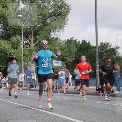 29.06.2025 - hella hamburg halbmarathon Luisa Fischer http://msf.ph/oto/8465633 29.06.2025 09:57:02 Kennedybrücke 15422, 10529, 14797, 6630, 1905, 12203, 120, 3398, 2020, 2470, 4029, 5020, 5706, 6266, 6630, 6819, 7709, 8142, 8374, 8576, 9051, 9463, 9619, 10529 meine-sportfotos.de