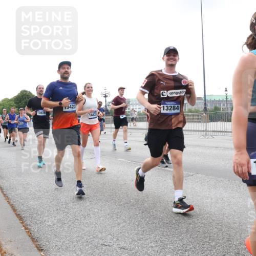 29.06.2025 - hella hamburg halbmarathon Lena Gebhardt http://msf.ph/oto/8465651 29.06.2025 10:32:27 Lombardsbrücke 8175, 10828, 3423, 16821, 13284, 16310, 1199, 1311, 1640, 1987, 2059, 2349, 2943, 3022, 3365, 3653, 3660, 3670, 3707, 3778, 3822, 4314, 4365, 4446, 4605, 4857, 4924, 5496, 5601, 5658, 5743, 5783, 5871, 5941, 6218, 6228, 6252, 6312, 6315, 7135, 7239, 7295, 7308, 7309, 7344, 7468, 7531, 7535, 7570, 7633, 7695, 7702, 7749, 7750, 7789, 8124, 8127, 8175, 8303, 8538, 8625, 8787, 8840, 8914, 8993, 9010, 9125, 9188, 9206, 10002, 10013, 10048, 10277 meine-sportfotos.de