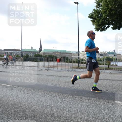 29.06.2025 - hella hamburg halbmarathon Lena Gebhardt http://msf.ph/oto/8465681 29.06.2025 09:55:11 Lombardsbrücke 18430, 3258, 1200, 1683, 1696, 1706, 1884, 2207, 2222, 2274, 2287, 2367, 2411, 2592, 2596, 2816, 2955, 3208, 3209, 3258, 3435, 3747, 4093, 4121, 4189, 4832, 5102, 5399, 5447, 5638, 5705, 5708, 6027, 6158, 6290, 6389, 6662, 6723, 6836, 6923, 6938, 6978, 6991, 7052, 7312, 7335, 7659, 7908, 8117, 8371, 8437, 8487, 8657, 8693, 8889, 8981, 9031, 9038, 9051, 9093, 9159, 9476, 9661, 9710, 9869, 9931, 11333 meine-sportfotos.de