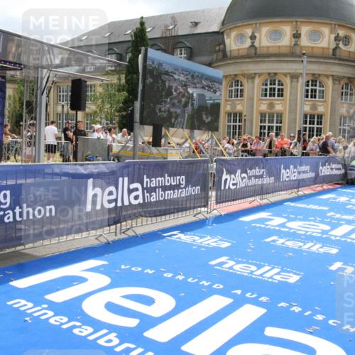 29.06.2025 - hella hamburg halbmarathon Michael Strokosch http://msf.ph/oto/8465901 29.06.2025 10:34:02 Ziel 9345, 9519, 11227, 13493, 13494, 14448, 15268, 15500, 17877 meine-sportfotos.de