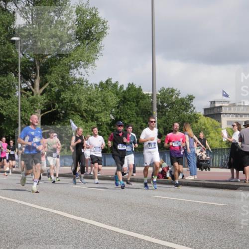 29.06.2025 - hella hamburg halbmarathon Luisa Fischer http://msf.ph/oto/8465932 29.06.2025 09:57:16 Kennedybrücke 17710, 1942, 4017, 2442, 588, 1119, 5884, 1119, 1342, 1399, 1750, 1942, 2222, 2367, 2442, 2561, 2670, 2889, 3562, 4017, 4816, 5447, 5884, 6290, 7087, 7297, 8482, 8698, 8916, 10057 meine-sportfotos.de
