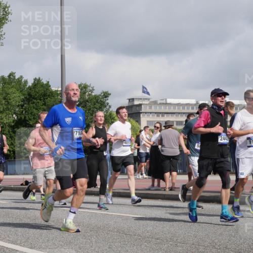29.06.2025 - hella hamburg halbmarathon Luisa Fischer http://msf.ph/oto/8465974 29.06.2025 09:57:19 Kennedybrücke 11422, 7710, 4017, 5, 2442, 1119, 1119, 1942, 2222, 2367, 2442, 2561, 2670, 3562, 4017, 5447, 5884, 6290, 6978, 7274, 8482, 8698, 8916, 9710, 9924, 10057 meine-sportfotos.de