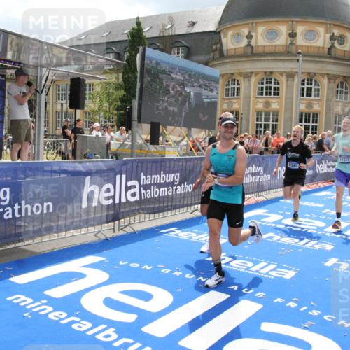 29.06.2025 - hella hamburg halbmarathon Michael Strokosch http://msf.ph/oto/8466099 29.06.2025 10:34:06 Ziel 9345, 9519, 11019, 11202, 11227, 13066, 13493, 13494, 14448, 15268, 16724, 17877 meine-sportfotos.de