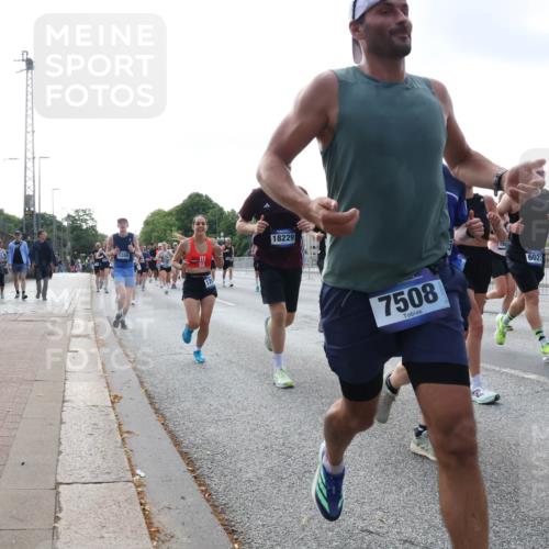 29.06.2025 - hella hamburg halbmarathon Lena Gebhardt http://msf.ph/oto/8466235 29.06.2025 09:55:13 Lombardsbrücke 1200, 18229, 7508, 6027, 1200, 1683, 1696, 1706, 1884, 1976, 2207, 2222, 2274, 2287, 2367, 2411, 2592, 2596, 2816, 2955, 3208, 3209, 3258, 3435, 3747, 4093, 4121, 4189, 4832, 5102, 5399, 5447, 5638, 5705, 5708, 6027, 6158, 6290, 6389, 6662, 6723, 6836, 6923, 6938, 6978, 6991, 7052, 7312, 7335, 7659, 7908, 8117, 8371, 8437, 8487, 8657, 8693, 8889, 8981, 9031, 9093, 9159, 9476, 9661, 9710, 9869, 9931, 11333 meine-sportfotos.de