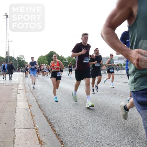 29.06.2025 - hella hamburg halbmarathon Lena Gebhardt http://msf.ph/oto/8466289 29.06.2025 09:55:13 Lombardsbrücke 120, 18229, 2274, 17221, 750, 1200, 1683, 1696, 1706, 1884, 1976, 2207, 2222, 2274, 2287, 2367, 2411, 2592, 2596, 2816, 2955, 3208, 3209, 3258, 3435, 3747, 4093, 4121, 4189, 4832, 5102, 5399, 5447, 5638, 5705, 5708, 6027, 6158, 6290, 6389, 6662, 6723, 6836, 6923, 6938, 6978, 6991, 7052, 7312, 7335, 7659, 7908, 8117, 8371, 8437, 8487, 8657, 8693, 8889, 8981, 9031, 9093, 9159, 9476, 9661, 9710, 9869, 9931, 11333 meine-sportfotos.de