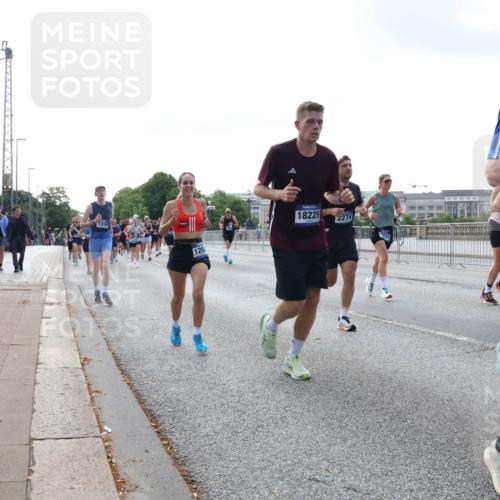29.06.2025 - hella hamburg halbmarathon Lena Gebhardt http://msf.ph/oto/8466359 29.06.2025 09:55:13 Lombardsbrücke 1200, 120, 18229, 2274, 11185, 1200, 1683, 1696, 1706, 1884, 1976, 2207, 2222, 2274, 2287, 2367, 2411, 2592, 2596, 2816, 2955, 3208, 3209, 3258, 3435, 3747, 4093, 4121, 4189, 4832, 5102, 5399, 5447, 5638, 5705, 5708, 6027, 6158, 6290, 6389, 6662, 6723, 6836, 6923, 6938, 6978, 6991, 7052, 7312, 7335, 7659, 7908, 8117, 8371, 8437, 8487, 8657, 8693, 8889, 8981, 9031, 9093, 9159, 9476, 9661, 9710, 9869, 9931, 11333 meine-sportfotos.de
