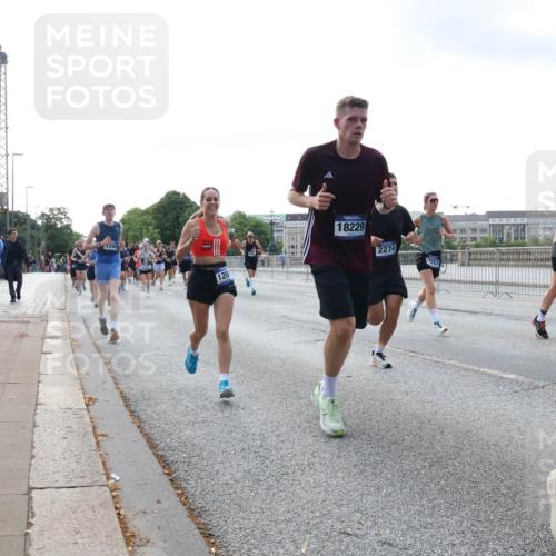 29.06.2025 - hella hamburg halbmarathon Lena Gebhardt http://msf.ph/oto/8466395 29.06.2025 09:55:14 Lombardsbrücke 1200, 120, 18229, 2274, 17221, 888, 1200, 1683, 1696, 1706, 1884, 1976, 2207, 2222, 2274, 2287, 2367, 2411, 2592, 2596, 2816, 2955, 3208, 3209, 3258, 3435, 3747, 4093, 4121, 4189, 4832, 5102, 5399, 5638, 5705, 5708, 6027, 6158, 6290, 6389, 6662, 6836, 6923, 6938, 6978, 6991, 7052, 7312, 7335, 7659, 7908, 8117, 8371, 8437, 8487, 8657, 8693, 8889, 8981, 9031, 9093, 9159, 9476, 9661, 9710, 9869, 9931, 11333 meine-sportfotos.de