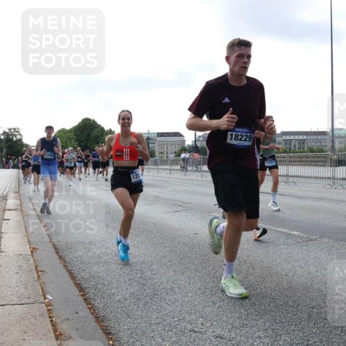 29.06.2025 - hella hamburg halbmarathon Lena Gebhardt http://msf.ph/oto/8466414 29.06.2025 09:55:14 Lombardsbrücke 1200, 120, 18229, 17221, 18842, 1200, 1683, 1696, 1706, 1884, 1976, 2207, 2222, 2274, 2287, 2367, 2411, 2592, 2596, 2816, 2955, 3208, 3209, 3258, 3435, 3747, 4093, 4121, 4189, 4832, 5102, 5399, 5638, 5705, 5708, 6027, 6158, 6290, 6389, 6662, 6836, 6923, 6938, 6978, 6991, 7052, 7312, 7335, 7659, 7908, 8117, 8371, 8437, 8487, 8657, 8693, 8889, 8981, 9031, 9093, 9159, 9476, 9661, 9710, 9869, 9931, 11333 meine-sportfotos.de