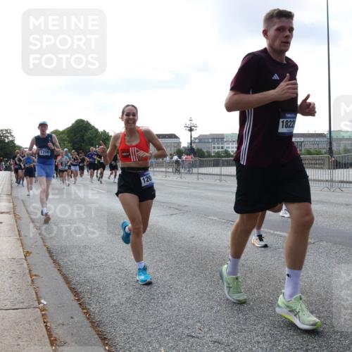 29.06.2025 - hella hamburg halbmarathon Lena Gebhardt http://msf.ph/oto/8466425 29.06.2025 09:55:14 Lombardsbrücke 1200, 120, 1822, 18842, 1200, 1683, 1696, 1706, 1884, 1976, 2207, 2222, 2274, 2287, 2367, 2411, 2592, 2596, 2816, 2955, 3208, 3209, 3258, 3435, 3747, 4093, 4121, 4189, 4832, 5102, 5399, 5638, 5705, 5708, 6027, 6158, 6290, 6389, 6662, 6836, 6923, 6938, 6978, 6991, 7052, 7312, 7335, 7659, 7908, 8117, 8371, 8437, 8487, 8657, 8693, 8889, 8981, 9031, 9093, 9159, 9476, 9661, 9710, 9869, 9931, 11333 meine-sportfotos.de