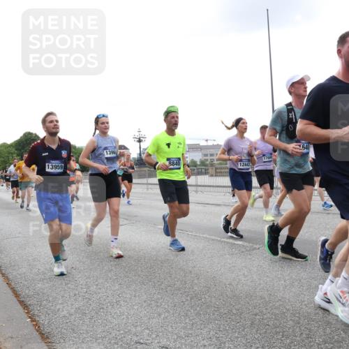 29.06.2025 - hella hamburg halbmarathon Lena Gebhardt http://msf.ph/oto/8466520 29.06.2025 10:32:32 Lombardsbrücke 13959, 1396, 640, 1508, 17889, 8840, 12443, 1199, 1237, 1311, 1640, 1987, 2059, 2349, 2943, 3022, 3365, 3653, 3660, 3670, 3707, 3753, 3778, 3822, 4314, 4365, 4446, 4605, 4857, 4924, 5496, 5658, 5743, 5783, 5871, 5941, 6218, 6228, 6252, 6312, 6315, 7135, 7239, 7308, 7309, 7387, 7468, 7531, 7535, 7570, 7633, 7702, 7749, 7750, 7789, 8124, 8127, 8175, 8303, 8625, 8787, 8840, 8914, 8993, 9010, 9125, 9188, 9206, 10002, 10013, 10048, 10277 meine-sportfotos.de