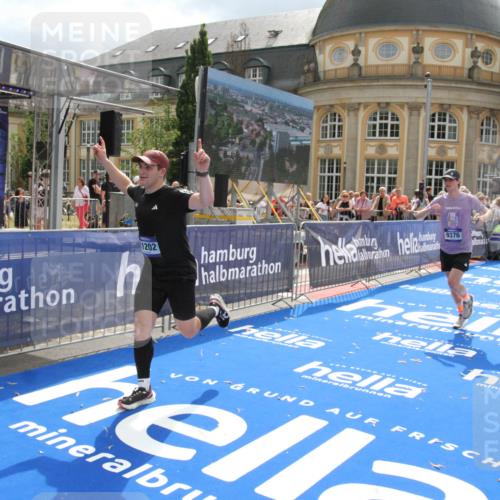 29.06.2025 - hella hamburg halbmarathon Michael Strokosch http://msf.ph/oto/8466545 29.06.2025 10:34:13 Ziel 7884, 7901, 9376, 11202, 13066, 16724, 17751, 18906 meine-sportfotos.de