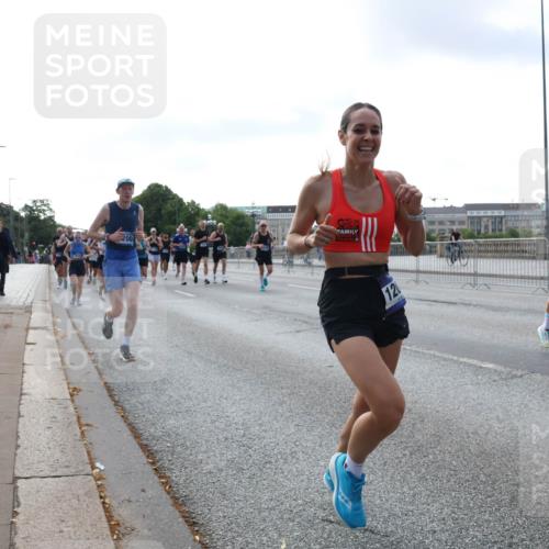 29.06.2025 - hella hamburg halbmarathon Lena Gebhardt http://msf.ph/oto/8466587 29.06.2025 09:55:14 Lombardsbrücke 25, 200, 120, 17221, 2274, 1200, 1683, 1696, 1706, 1884, 1976, 2207, 2222, 2274, 2287, 2367, 2411, 2592, 2596, 2816, 2955, 3208, 3209, 3258, 3435, 3747, 4093, 4121, 4189, 4832, 5102, 5399, 5638, 5705, 5708, 6027, 6158, 6290, 6389, 6662, 6836, 6923, 6938, 6978, 6991, 7052, 7312, 7335, 7659, 7908, 8117, 8371, 8437, 8487, 8657, 8693, 8889, 8981, 9031, 9093, 9159, 9476, 9661, 9710, 9869, 9931, 11333 meine-sportfotos.de
