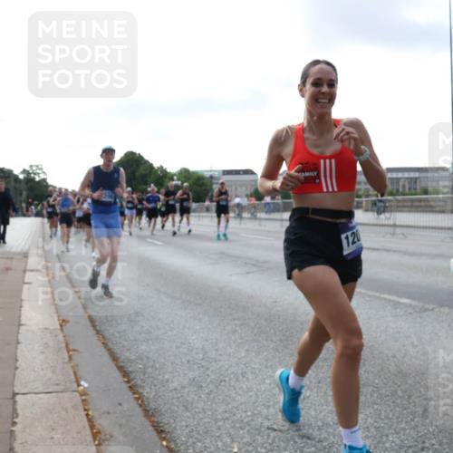 29.06.2025 - hella hamburg halbmarathon Lena Gebhardt http://msf.ph/oto/8466624 29.06.2025 09:55:15 Lombardsbrücke 120, 1200, 1683, 1696, 1706, 1884, 1976, 2207, 2222, 2274, 2287, 2367, 2411, 2592, 2596, 2816, 2955, 3208, 3209, 3258, 3435, 3747, 4093, 4121, 4189, 4832, 5102, 5399, 5638, 5705, 5708, 5915, 6027, 6158, 6290, 6389, 6532, 6662, 6836, 6923, 6938, 6978, 6991, 7052, 7312, 7335, 7659, 7908, 8117, 8371, 8437, 8487, 8657, 8693, 8889, 8981, 9031, 9093, 9159, 9476, 9661, 9710, 9869, 9931, 11333 meine-sportfotos.de
