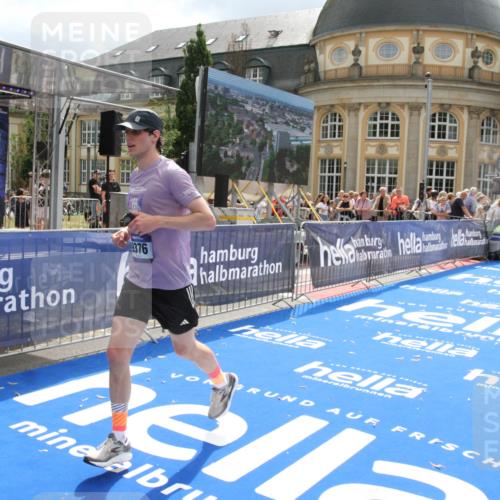 29.06.2025 - hella hamburg halbmarathon Michael Strokosch http://msf.ph/oto/8466625 29.06.2025 10:34:14 Ziel 7884, 7901, 9376, 11202, 13066, 17751, 18906 meine-sportfotos.de