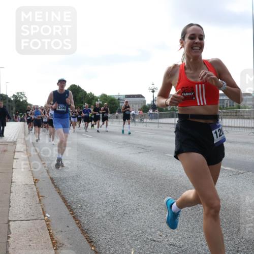 29.06.2025 - hella hamburg halbmarathon Lena Gebhardt http://msf.ph/oto/8466665 29.06.2025 09:55:15 Lombardsbrücke 1200, 25, 120, 17221, 1200, 1683, 1696, 1706, 1884, 1976, 2207, 2222, 2274, 2287, 2367, 2411, 2592, 2596, 2816, 2955, 3208, 3209, 3258, 3435, 3747, 4093, 4121, 4189, 4832, 5102, 5399, 5638, 5705, 5708, 5915, 6027, 6158, 6290, 6389, 6532, 6662, 6836, 6923, 6938, 6978, 6991, 7052, 7312, 7335, 7659, 7908, 8117, 8371, 8437, 8487, 8657, 8693, 8889, 8981, 9031, 9093, 9159, 9476, 9661, 9710, 9869, 9931, 11333 meine-sportfotos.de