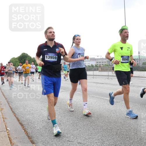 29.06.2025 - hella hamburg halbmarathon Lena Gebhardt http://msf.ph/oto/8466684 29.06.2025 10:32:33 Lombardsbrücke 11972, 13959, 1, 306, 8840, 1120, 1244, 6312, 1199, 1237, 1640, 1987, 2059, 2349, 2943, 3022, 3365, 3422, 3653, 3660, 3670, 3707, 3753, 3778, 3822, 4314, 4365, 4446, 4605, 4857, 4924, 5496, 5658, 5743, 5783, 5871, 5941, 6218, 6228, 6252, 6312, 6315, 7135, 7239, 7308, 7309, 7387, 7468, 7531, 7535, 7570, 7633, 7702, 7749, 7750, 8124, 8127, 8175, 8303, 8625, 8787, 8840, 8914, 8993, 9010, 9125, 9188, 9206, 10002, 10013, 10048, 10277 meine-sportfotos.de