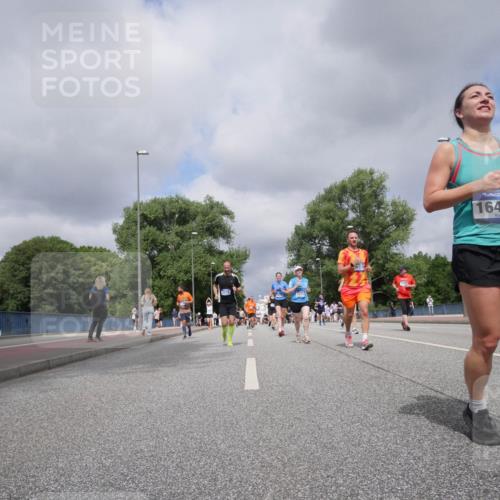 29.06.2025 - hella hamburg halbmarathon Luisa Fischer http://msf.ph/oto/8466715 29.06.2025 10:42:10 Kennedybrücke 2576, 1172, 16465, 1856, 3216, 3307, 3726, 4964, 5617, 5684, 7589 meine-sportfotos.de