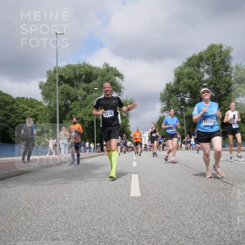 29.06.2025 - hella hamburg halbmarathon Luisa Fischer http://msf.ph/oto/8466774 29.06.2025 10:42:11 Kennedybrücke 2576, 5617, 15755, 568, 1856, 3216, 3307, 3726, 4603, 4964, 5617, 5684, 5735, 7589 meine-sportfotos.de