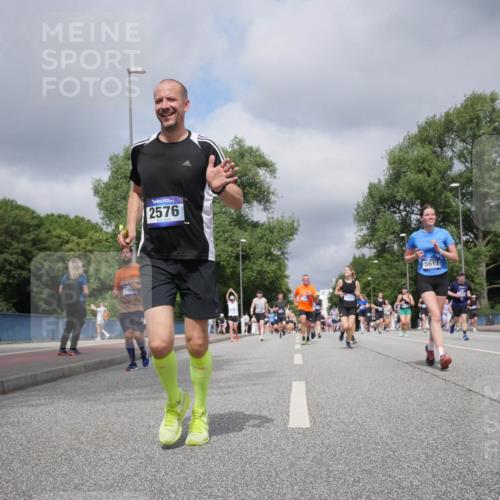 29.06.2025 - hella hamburg halbmarathon Luisa Fischer http://msf.ph/oto/8466805 29.06.2025 10:42:13 Kennedybrücke 1960, 2576, 5617, 1451, 1856, 2524, 3307, 3726, 4028, 4603, 4964, 5617, 5684, 5735, 7341, 7350, 7589 meine-sportfotos.de
