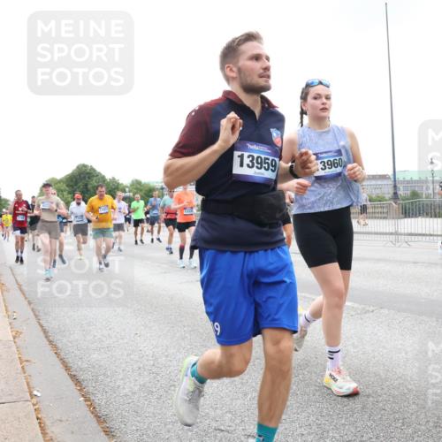 29.06.2025 - hella hamburg halbmarathon Lena Gebhardt http://msf.ph/oto/8466810 29.06.2025 10:32:34 Lombardsbrücke 1194, 11972, 13335, 13959, 3960, 19, 1199, 1237, 1640, 1987, 2059, 2349, 2943, 3022, 3365, 3422, 3653, 3660, 3670, 3707, 3753, 3778, 3822, 4314, 4365, 4446, 4605, 4857, 4924, 5496, 5658, 5743, 5783, 5871, 5941, 6218, 6228, 6252, 6312, 6315, 7135, 7239, 7308, 7309, 7387, 7468, 7531, 7535, 7570, 7633, 7702, 7749, 7750, 8124, 8127, 8175, 8303, 8625, 8787, 8840, 8914, 8993, 9010, 9125, 9188, 9206, 10002, 10013, 10048, 10277 meine-sportfotos.de