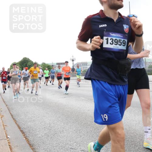 29.06.2025 - hella hamburg halbmarathon Lena Gebhardt http://msf.ph/oto/8466861 29.06.2025 10:32:34 Lombardsbrücke 1199, 11972, 228, 13335, 13959, 19, 1199, 1237, 1640, 1987, 2059, 2349, 2943, 3022, 3365, 3422, 3653, 3660, 3670, 3707, 3753, 3778, 3822, 4314, 4365, 4446, 4605, 4857, 4924, 5496, 5658, 5743, 5783, 5871, 5941, 6218, 6228, 6252, 6312, 6315, 7135, 7239, 7308, 7309, 7387, 7468, 7531, 7535, 7570, 7633, 7702, 7749, 7750, 8124, 8127, 8175, 8303, 8625, 8787, 8840, 8914, 8993, 9010, 9125, 9188, 9206, 10002, 10013, 10048, 10277 meine-sportfotos.de