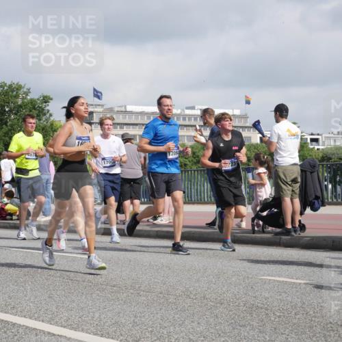 29.06.2025 - hella hamburg halbmarathon Luisa Fischer http://msf.ph/oto/8466903 29.06.2025 09:57:45 Kennedybrücke 483, 16, 12094, 17008, 165, 2274, 2592, 2596, 3208, 3209, 3258, 4832, 5399, 5705, 6389, 6723, 8117, 8437, 9093, 9159, 9476, 9661, 9720, 10122, 10868 meine-sportfotos.de