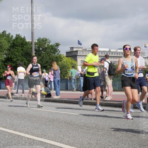29.06.2025 - hella hamburg halbmarathon Luisa Fischer http://msf.ph/oto/8466934 29.06.2025 09:57:46 Kennedybrücke 1905, 18801, 1008, 5705, 17, 2274, 2592, 2596, 3208, 3209, 3258, 4832, 5399, 5705, 6723, 8117, 8437, 9093, 9159, 9476, 9720, 10122, 10868 meine-sportfotos.de