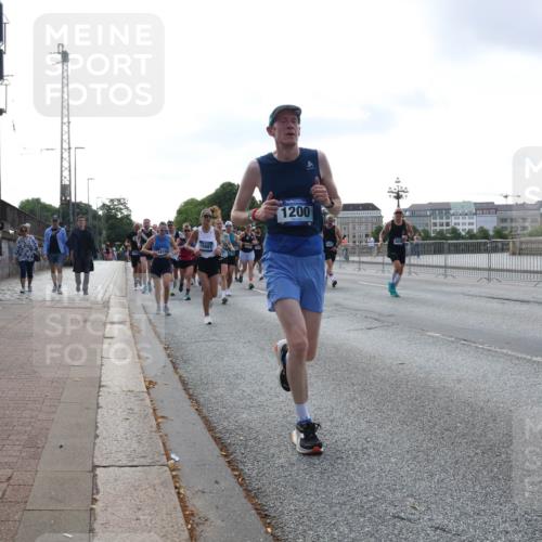 29.06.2025 - hella hamburg halbmarathon Lena Gebhardt http://msf.ph/oto/8466966 29.06.2025 09:55:16 Lombardsbrücke 16103, 1200, 1200, 1683, 1696, 1706, 1884, 1976, 2207, 2222, 2274, 2287, 2367, 2411, 2592, 2596, 2816, 3087, 3208, 3209, 3258, 3435, 3747, 4093, 4121, 4189, 4832, 4938, 5102, 5399, 5638, 5705, 5708, 5915, 6027, 6158, 6290, 6389, 6532, 6662, 6836, 6923, 6938, 6991, 7052, 7312, 7335, 7659, 7908, 8117, 8371, 8437, 8487, 8657, 8693, 8889, 8981, 9031, 9093, 9159, 9476, 9661, 9710, 9869, 9931, 11333 meine-sportfotos.de