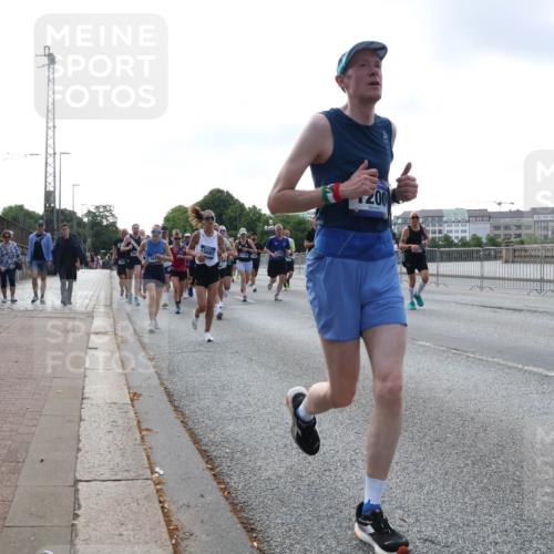 29.06.2025 - hella hamburg halbmarathon Lena Gebhardt http://msf.ph/oto/8467056 29.06.2025 09:55:16 Lombardsbrücke 161, 15681, 200, 1200, 1683, 1696, 1706, 1884, 1976, 2207, 2222, 2274, 2287, 2367, 2411, 2592, 2596, 2816, 3087, 3208, 3209, 3258, 3435, 3747, 4093, 4121, 4189, 4832, 4938, 5102, 5399, 5638, 5705, 5708, 5915, 6027, 6158, 6290, 6389, 6532, 6662, 6836, 6923, 6938, 6991, 7052, 7312, 7335, 7659, 7908, 8117, 8371, 8437, 8487, 8657, 8693, 8889, 8981, 9031, 9093, 9159, 9476, 9661, 9710, 9869, 9931, 11333 meine-sportfotos.de