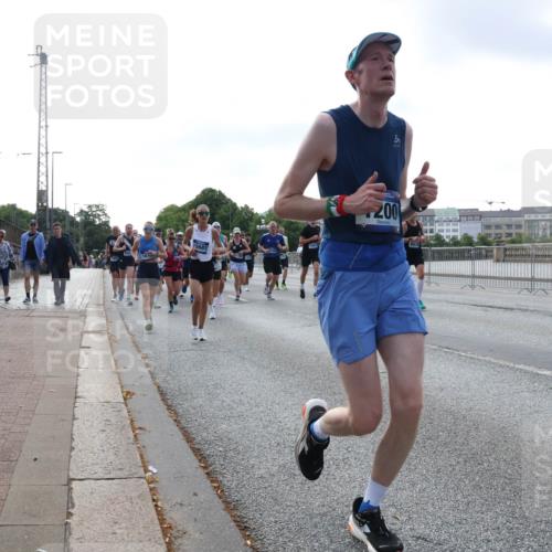 29.06.2025 - hella hamburg halbmarathon Lena Gebhardt http://msf.ph/oto/8467074 29.06.2025 09:55:16 Lombardsbrücke 15681, 200, 1200, 1683, 1696, 1706, 1884, 1976, 2207, 2222, 2274, 2287, 2367, 2411, 2592, 2596, 2816, 3087, 3208, 3209, 3258, 3435, 3747, 4093, 4121, 4189, 4832, 4938, 5102, 5399, 5638, 5705, 5708, 5915, 6027, 6158, 6290, 6389, 6532, 6662, 6836, 6923, 6938, 6991, 7052, 7312, 7335, 7659, 7908, 8117, 8371, 8437, 8487, 8657, 8693, 8889, 8981, 9031, 9093, 9159, 9476, 9661, 9710, 9869, 9931, 11333 meine-sportfotos.de