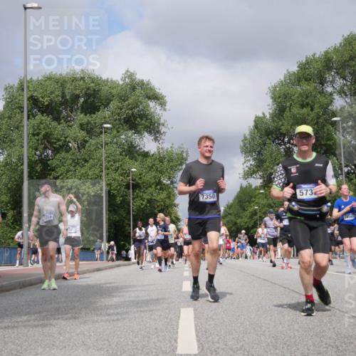 29.06.2025 - hella hamburg halbmarathon Luisa Fischer http://msf.ph/oto/8467078 29.06.2025 10:42:20 Kennedybrücke 8718, 19021, 7350, 573, 16388, 16883, 1451, 1883, 2092, 2524, 2534, 2660, 3307, 4028, 4410, 4603, 4964, 5735, 6112, 7341, 7350, 7589, 7815, 10604, 10696 meine-sportfotos.de