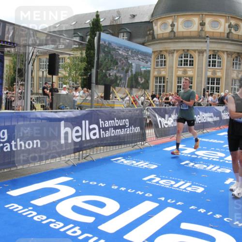 29.06.2025 - hella hamburg halbmarathon Michael Strokosch http://msf.ph/oto/8467188 29.06.2025 10:34:29 Ziel 1002, 5550, 6305, 9686, 13618, 16417, 18099 meine-sportfotos.de