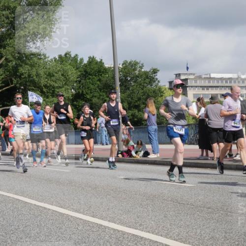 29.06.2025 - hella hamburg halbmarathon Luisa Fischer http://msf.ph/oto/8467215 29.06.2025 09:57:56 Kennedybrücke 2411, 18229, 7659, 1905, 18430, 18228, 8842, 16110, 1889, 9476, 9869, 9031, 18513, 2274, 2287, 2411, 3087, 3209, 3258, 3435, 3747, 4093, 5102, 5399, 5638, 6027, 6158, 6662, 6836, 7659, 8218, 8371, 8693, 8889, 9031, 9032, 9093, 9476, 9649, 9720, 9869, 10053, 10423 meine-sportfotos.de