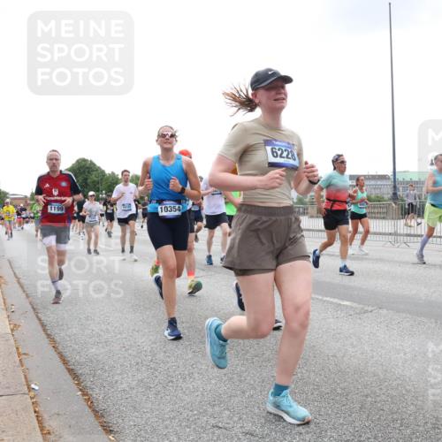 29.06.2025 - hella hamburg halbmarathon Lena Gebhardt http://msf.ph/oto/8467227 29.06.2025 10:32:36 Lombardsbrücke 1199, 16187, 10354, 6228, 1199, 1237, 1640, 1987, 2059, 2276, 2349, 2943, 3022, 3365, 3422, 3653, 3660, 3670, 3707, 3753, 3778, 3822, 4314, 4365, 4446, 4605, 4857, 4924, 5496, 5658, 5743, 5783, 5871, 5941, 6040, 6218, 6228, 6252, 6312, 6315, 7239, 7308, 7309, 7387, 7468, 7531, 7535, 7633, 7702, 7749, 7750, 8124, 8127, 8175, 8303, 8625, 8787, 8839, 8840, 8914, 8993, 9010, 9034, 9125, 9188, 9206, 10002, 10013, 10048, 10277 meine-sportfotos.de
