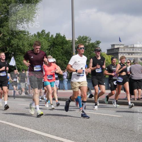 29.06.2025 - hella hamburg halbmarathon Luisa Fischer http://msf.ph/oto/8467265 29.06.2025 09:57:58 Kennedybrücke 4093, 10423, 8371, 18229, 9649, 58, 16110, 8889, 9869, 1884, 2274, 2287, 2411, 3087, 3209, 3435, 3747, 4093, 5102, 5638, 6027, 6158, 6662, 6836, 7659, 8218, 8371, 8487, 8693, 8889, 9031, 9032, 9649, 9720, 9869, 10053, 10184, 10423 meine-sportfotos.de