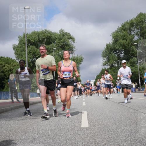 29.06.2025 - hella hamburg halbmarathon Luisa Fischer http://msf.ph/oto/8467310 29.06.2025 10:42:26 Kennedybrücke 102, 19028, 19138, 19139, 10604, 1451, 1883, 2092, 2498, 2534, 2660, 4028, 4410, 6112, 7341, 7815, 10315, 10604, 10696 meine-sportfotos.de