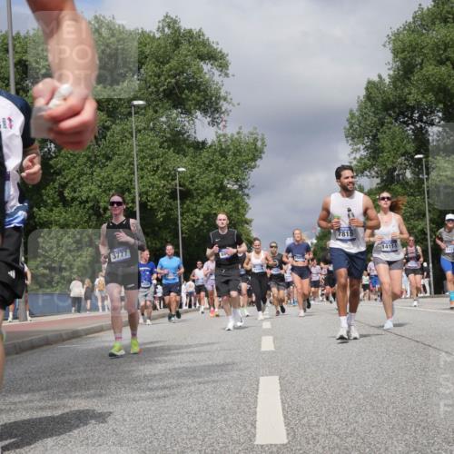 29.06.2025 - hella hamburg halbmarathon Luisa Fischer http://msf.ph/oto/8467361 29.06.2025 10:42:27 Kennedybrücke 3777, 2498, 68, 16469, 7815, 14114, 10315, 14299, 1883, 2092, 2498, 2534, 2660, 4410, 6112, 7263, 7815, 8783, 10315, 10604, 10696 meine-sportfotos.de
