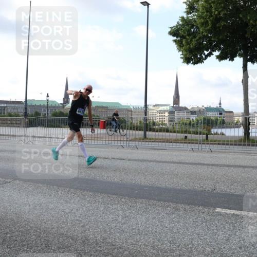 29.06.2025 - hella hamburg halbmarathon Lena Gebhardt http://msf.ph/oto/8467375 29.06.2025 09:55:18 Lombardsbrücke 10423, 6662, 6836, 1120, 1151, 1200, 1683, 1696, 1706, 1884, 1976, 2207, 2274, 2287, 2367, 2411, 2592, 2596, 2816, 3087, 3208, 3209, 3258, 3435, 3747, 3985, 4093, 4121, 4189, 4832, 4938, 5102, 5399, 5459, 5638, 5705, 5708, 5915, 6027, 6054, 6158, 6290, 6389, 6532, 6662, 6836, 6923, 6938, 6991, 7052, 7312, 7335, 7659, 7908, 8371, 8437, 8487, 8693, 8889, 8981, 9031, 9093, 9159, 9476, 9661, 9710, 9869, 9931, 11333 meine-sportfotos.de